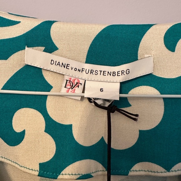 Diane Von Furstenberg V-Neck Long Sleeve Green and White Sheath Dress - Picture 4 of 4